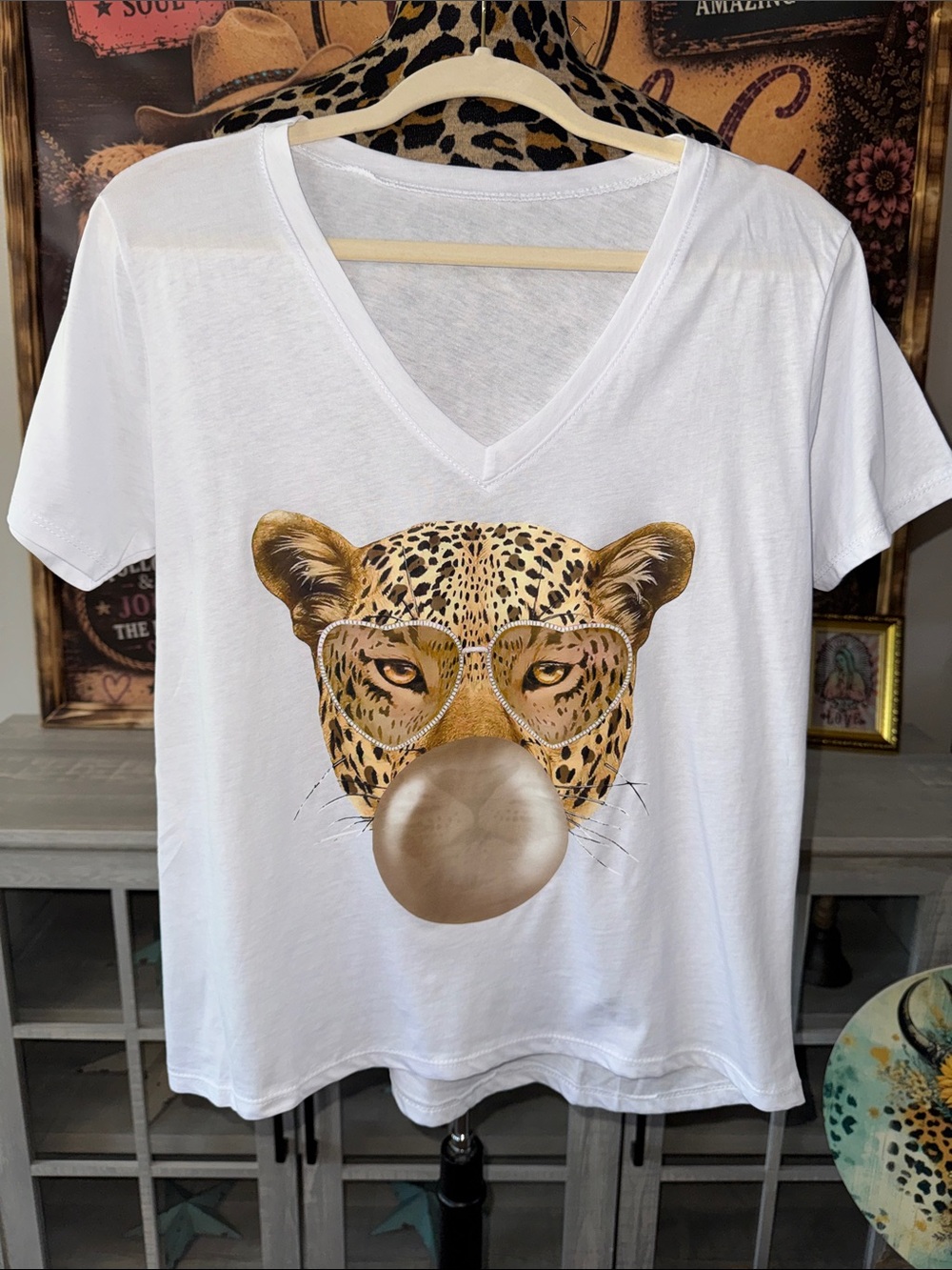Made In Italia Leopard Graphic V-Neck Tee in White Sz Lg to a 12